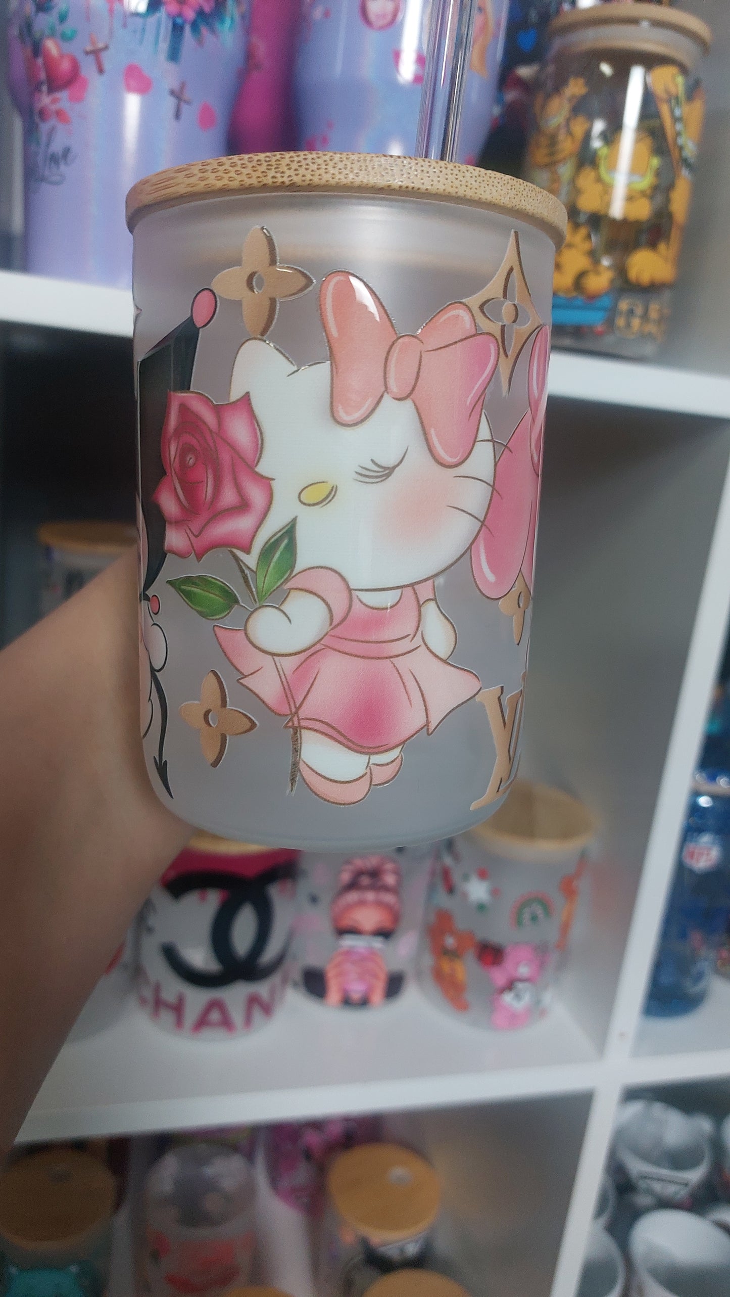 Friends 17oz Glass handle with lid & straw