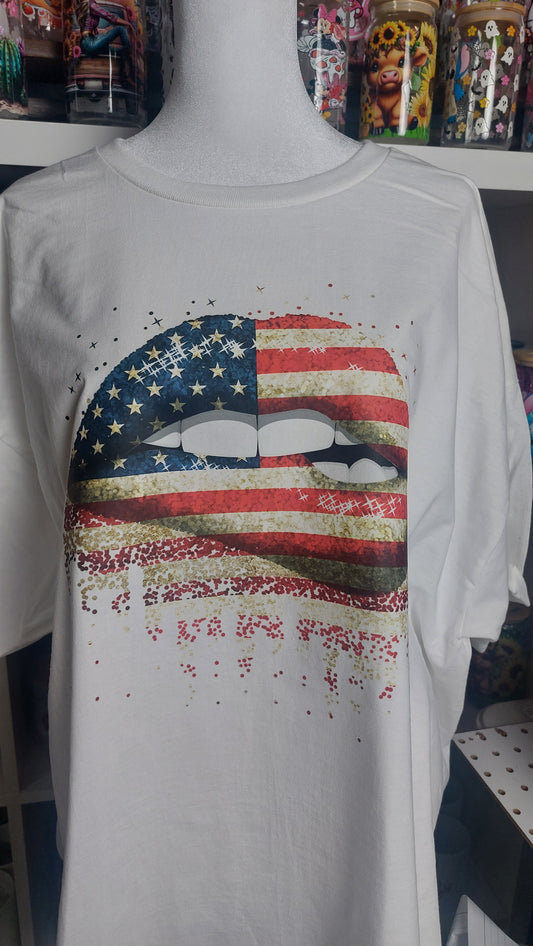 USA LIPS CREW NECK T-SHIRT